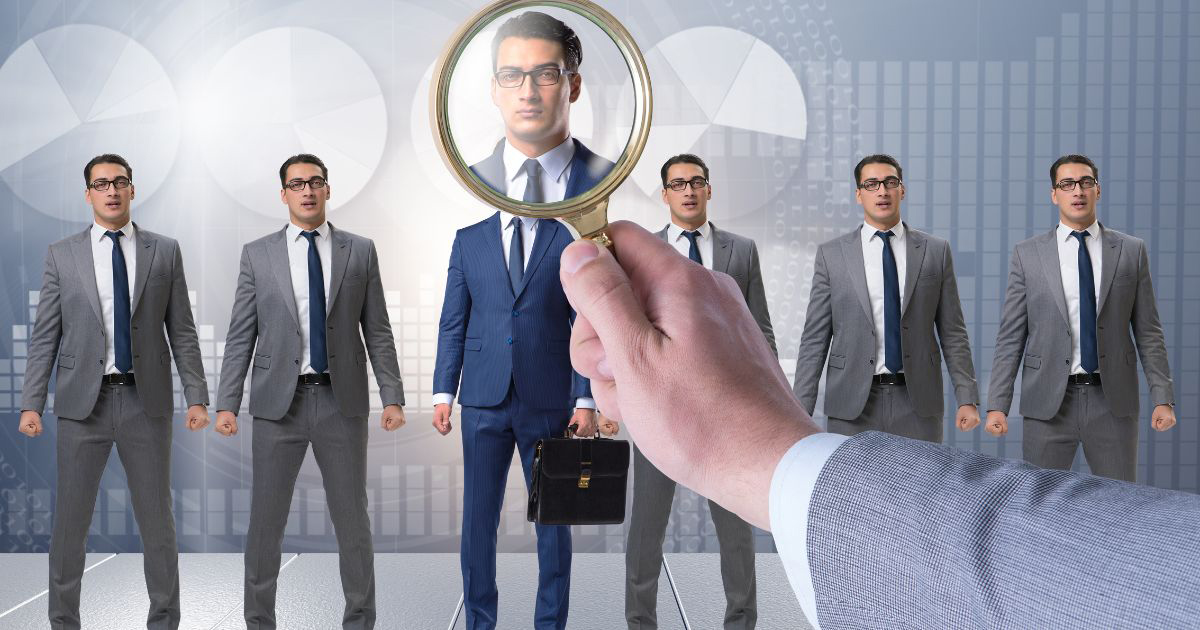 Headhunter là những chuyên gia kết nối mạng lưới và hiểu rõ về thị trường việc làm hiện tại, họ tìm kiếm các ứng viên tài năng cho doanh nghiệp, đặc biệt là các vị trí cấp cao, khi doanh nghiệp có nhu cầu tìm kiếm nhân sự gấp